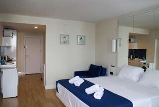 Апарт-отели Orbi City Batumi - Cozy Apts - Beach View & Balcony Батуми Номер-студио с кроватью размера "king-size" и диван-кроватью-6